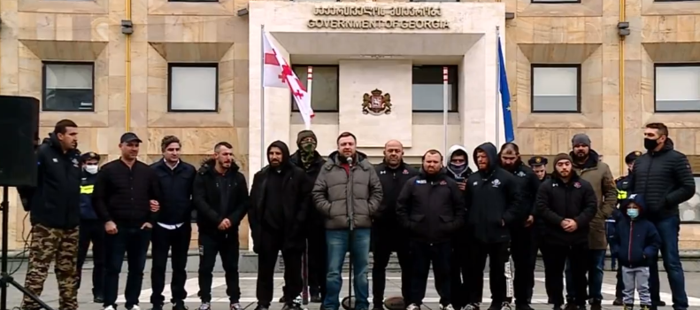 "ამ გამარჯვებას არ დავთმობთ" - მორაგბეებმა ჩინოვნიკების ჩარევა კანცელარიასთან გააპროტესტეს