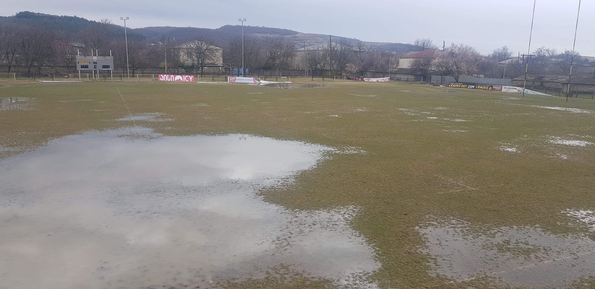 პატარა ტბად გადაქცეული პატარძეულის სარაგბო მოედანი და კლუბის ირონიული განცხადება (ფოტო+ვიდეო)